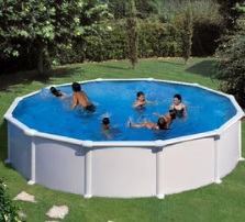 Index zwembad boven de grond met houten omheining.