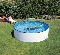 Zwembad met stalen wand